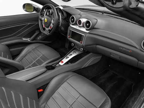 Certified 2016 Ferrari California T RWD image 32