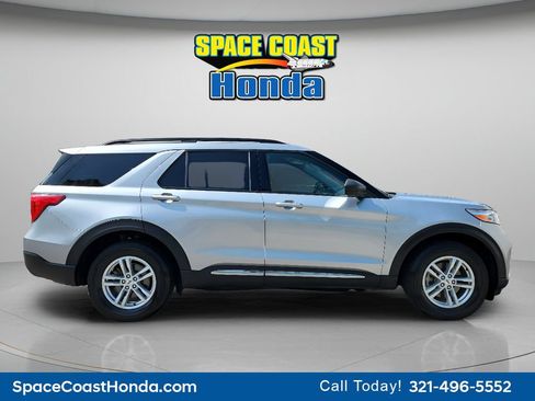 Used 2023 Ford Explorer XLT w/ Equipment Group 202A AWD/4WD image 2