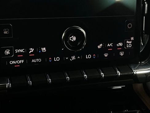 Used 2025 GMC Yukon Denali image 17