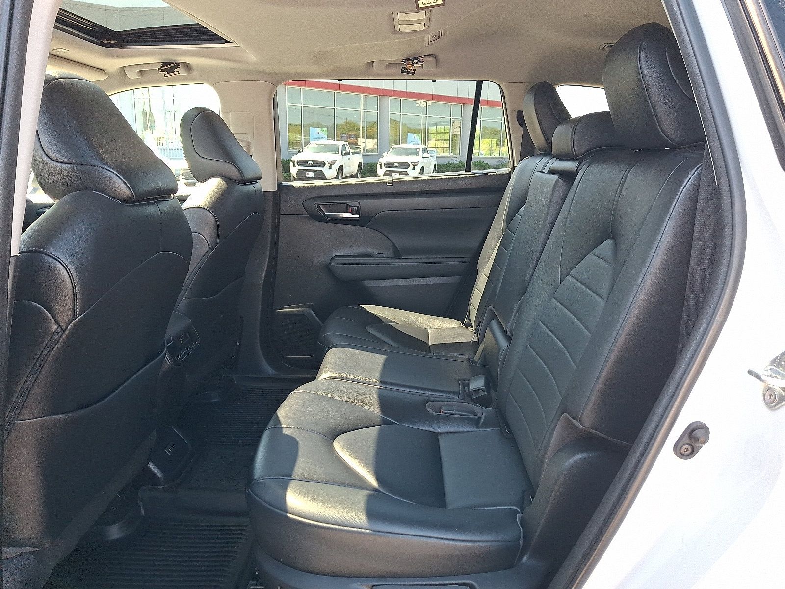 Used 2023 Toyota Highlander XLE w/ Protection Package #3 (TMS) AWD/4WD image 11