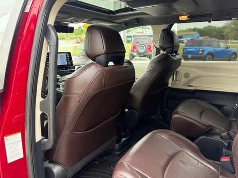 Used 2022 Toyota Sienna Platinum AWD/4WD image 14