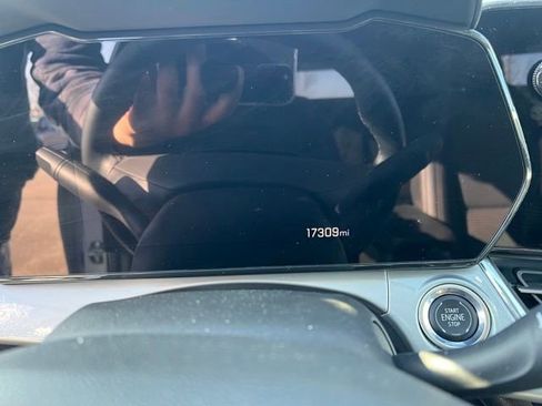 Used 2025 Chevrolet Trax LT w/ LT Convenience Package image 6