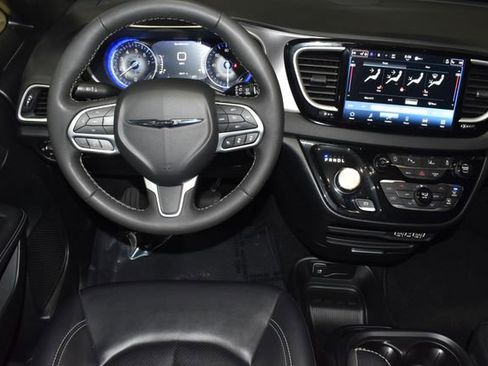 Certified 2025 Chrysler Pacifica Select image 14