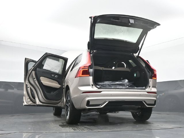 New 2026 Volvo XC60 B5 Plus w/ Protection Package Premier AWD/4WD image 55
