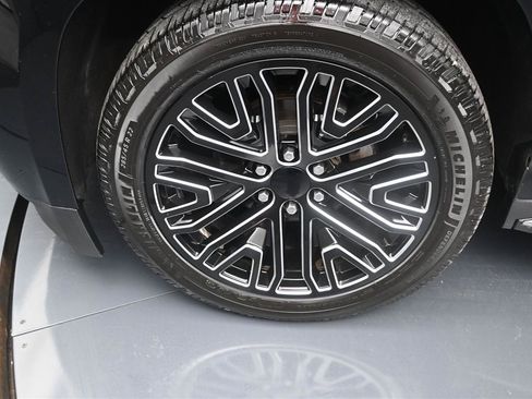 Used 2018 Chevrolet Suburban Premier AWD/4WD image 17