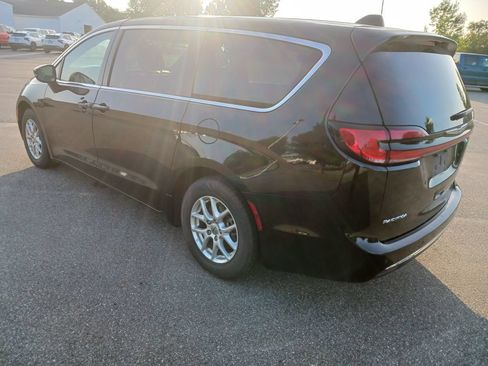 Used 2023 Chrysler Pacifica Touring-L FWD image 4