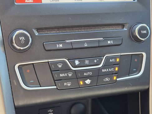 Used 2018 Ford Fusion SE w/ Fusion SE Technology Package image 14