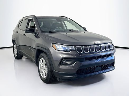 Used 2022 Jeep Compass Latitude image 3