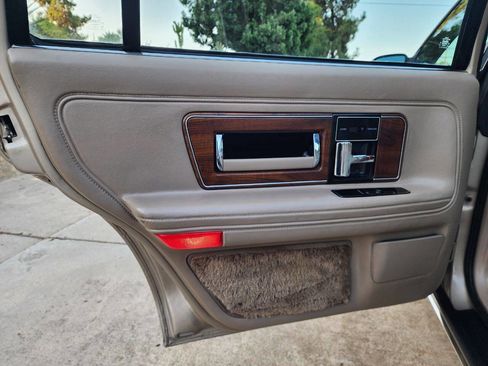 Used 1988 Lincoln Continental Signature image 39