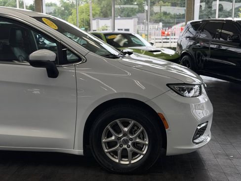 Used 2023 Chrysler Pacifica Touring-L FWD image 5
