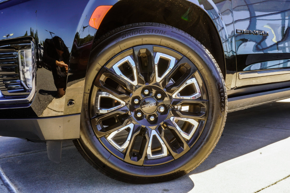 Used 2023 GMC Yukon Denali Ultimate AWD/4WD image 6
