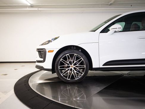Certified 2023 Porsche Macan AWD/4WD image 11