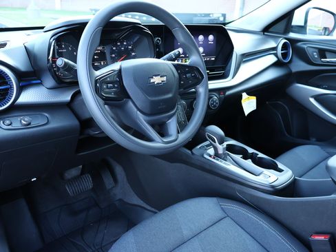 Certified 2025 Chevrolet Trax LS w/ LS Convenience Package FWD image 3