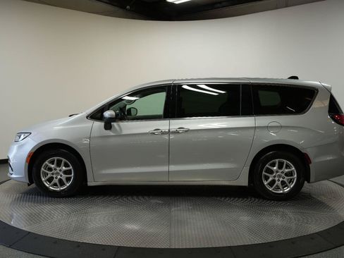 Used 2023 Chrysler Pacifica Touring-L FWD image 4