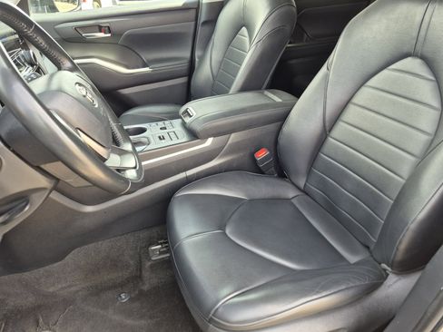 Used 2023 Toyota Highlander XLE image 16