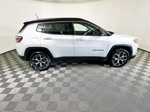 Used 2025 Jeep Compass Limited AWD/4WD image 2
