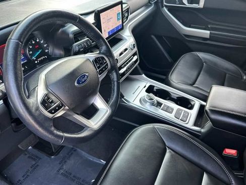 Used 2022 Ford Explorer XLT w/ Equipment Group 202A image 4