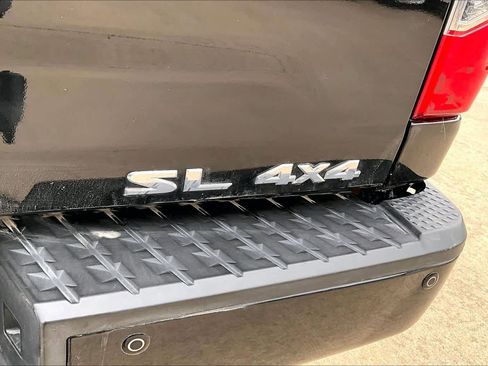 Used 2017 Nissan Titan SL image 9