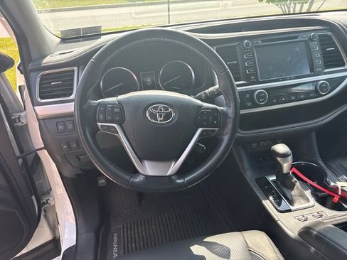 Used 2019 Toyota Highlander Limited Platinum AWD/4WD image 16