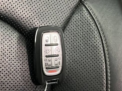 Used 2023 Chrysler Pacifica Limited w/ Uconnect Theater Family Group FWD image 39