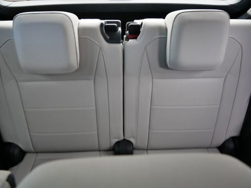 Used 2020 Volkswagen Tiguan SE w/ Panoramic Sunroof Package image 13