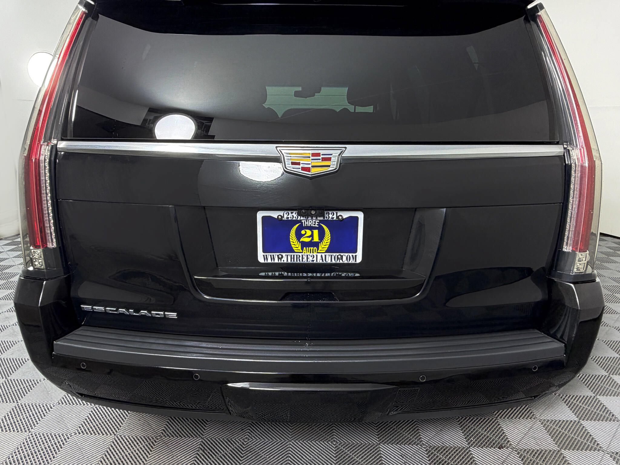Used 2019 Cadillac Escalade Premium Luxury AWD/4WD image 17