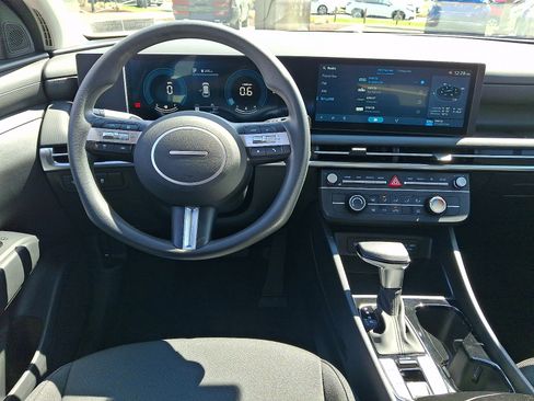 Certified 2025 Hyundai Tucson SE image 11