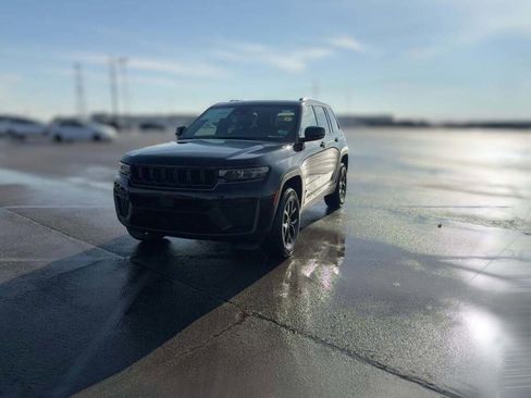 New 2026 Jeep Grand Cherokee Altitude image 3