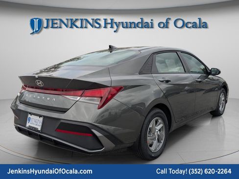 New 2026 Hyundai Elantra SE image 3