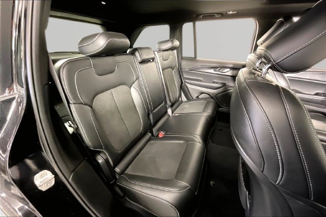 Used 2023 Jeep Grand Cherokee Altitude AWD/4WD image 23