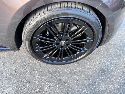 Used 2025 Land Rover Range Rover Long Wheelbase Autobiography image 12