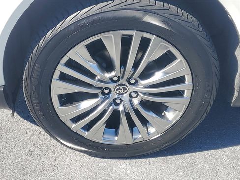 Used 2021 Toyota Venza XLE w/ Softex Package image 4