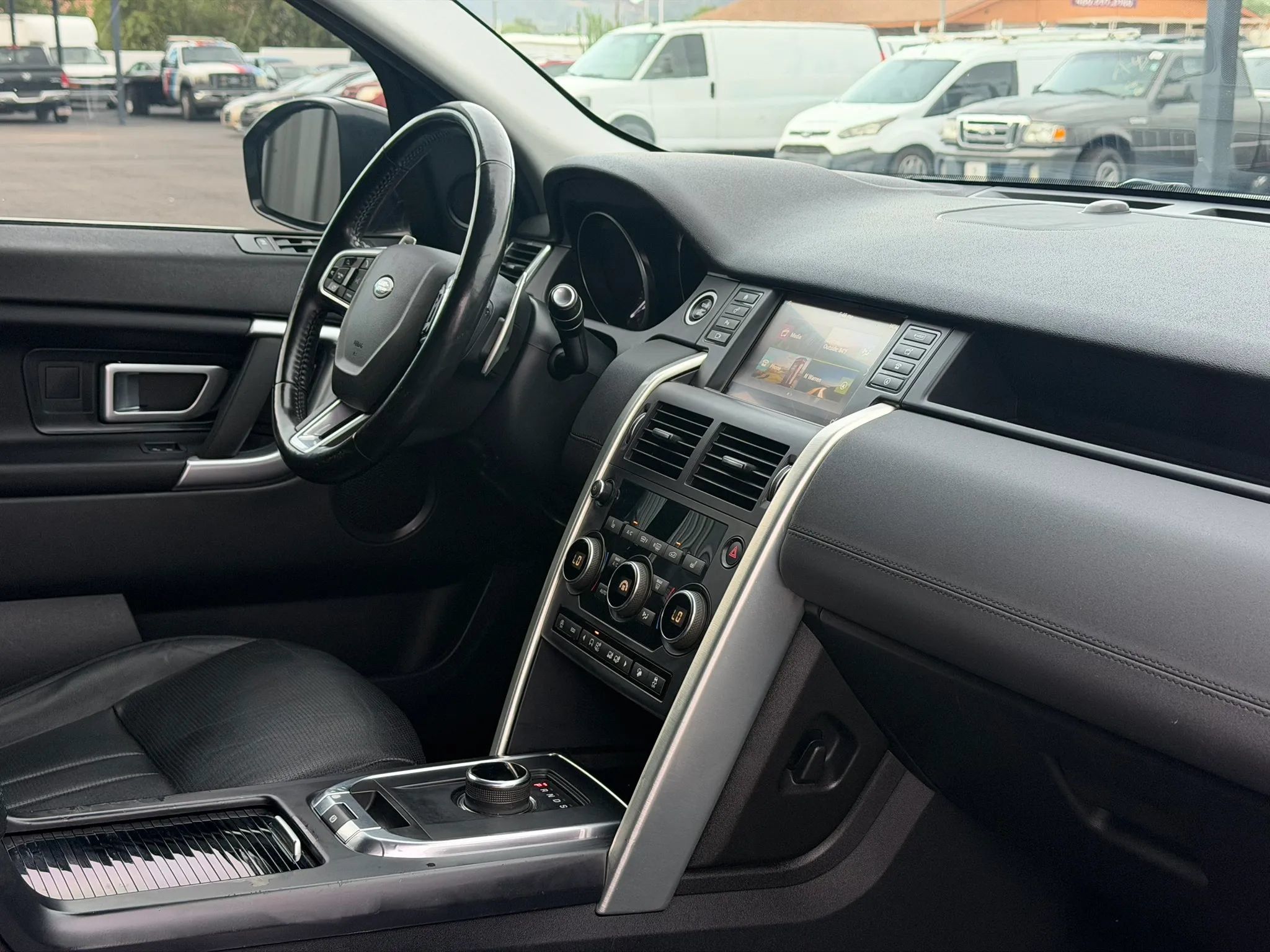Used 2018 Land Rover Discovery Sport SE AWD/4WD image 32