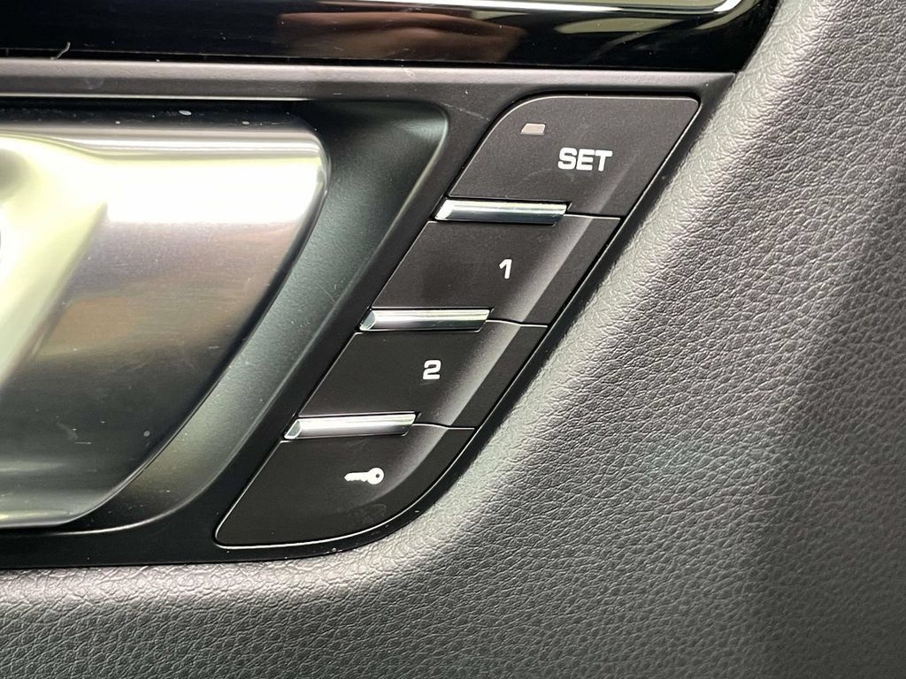 Certified 2026 Porsche Macan AWD/4WD image 37