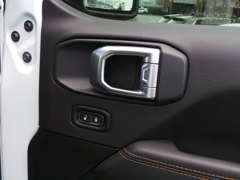 Used 2022 Jeep Wrangler Unlimited Sahara AWD/4WD image 39