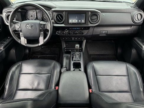 Used 2018 Toyota Tacoma TRD Sport image 10