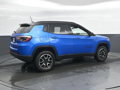 Used 2025 Jeep Compass Trailhawk AWD/4WD image 3