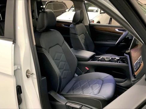 Used 2024 Volkswagen Atlas SE w/ Panoramic Sunroof Package image 8