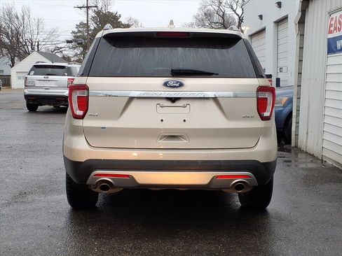 Used 2017 Ford Explorer XLT w/ Equipment Group 201A image 4