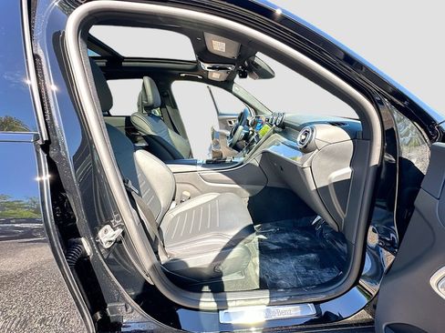 Used 2025 Mercedes-Benz GLC 300 image 30