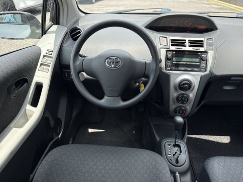 Used 2009 Toyota Yaris 4-Door Hatchback FWD image 11