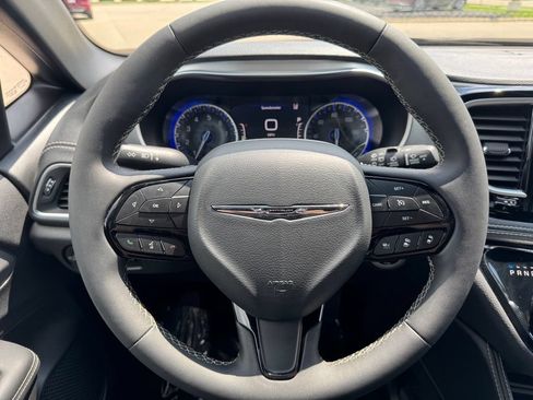 Used 2025 Chrysler Pacifica Limited FWD image 27