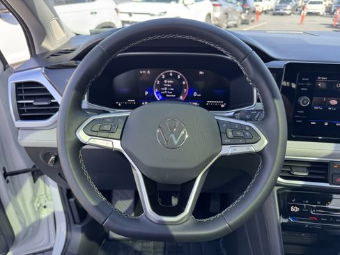 Used 2025 Volkswagen Taos SE AWD/4WD image 17