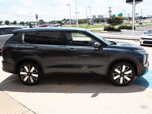 New 2025 Mitsubishi Outlander SE image 7