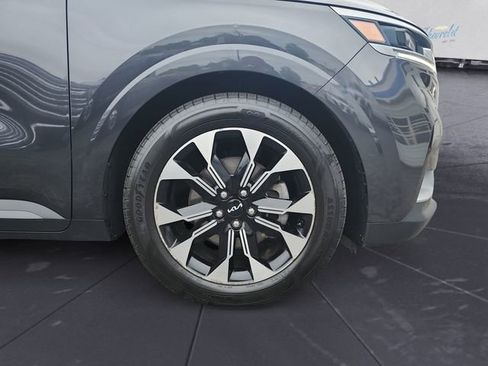 Used 2022 Kia Carnival EX FWD image 9