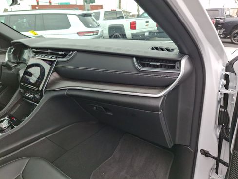 Used 2025 Jeep Grand Cherokee Limited w/ Black Appearance Package image 25