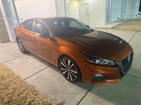 Used 2021 Nissan Altima 2.5 SR w/ SR Premium Package image 3