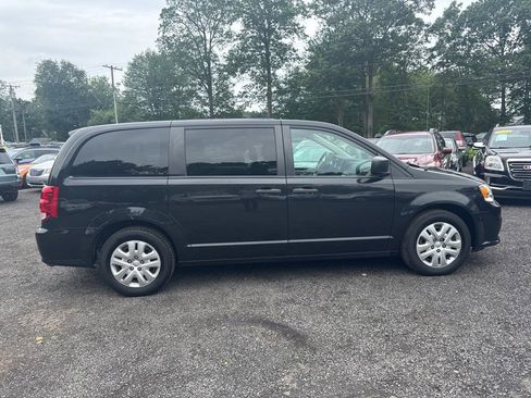 Used 2019 Dodge Grand Caravan SE image 3