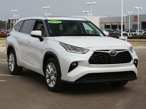 Certified 2025 Toyota Highlander Limited image 2