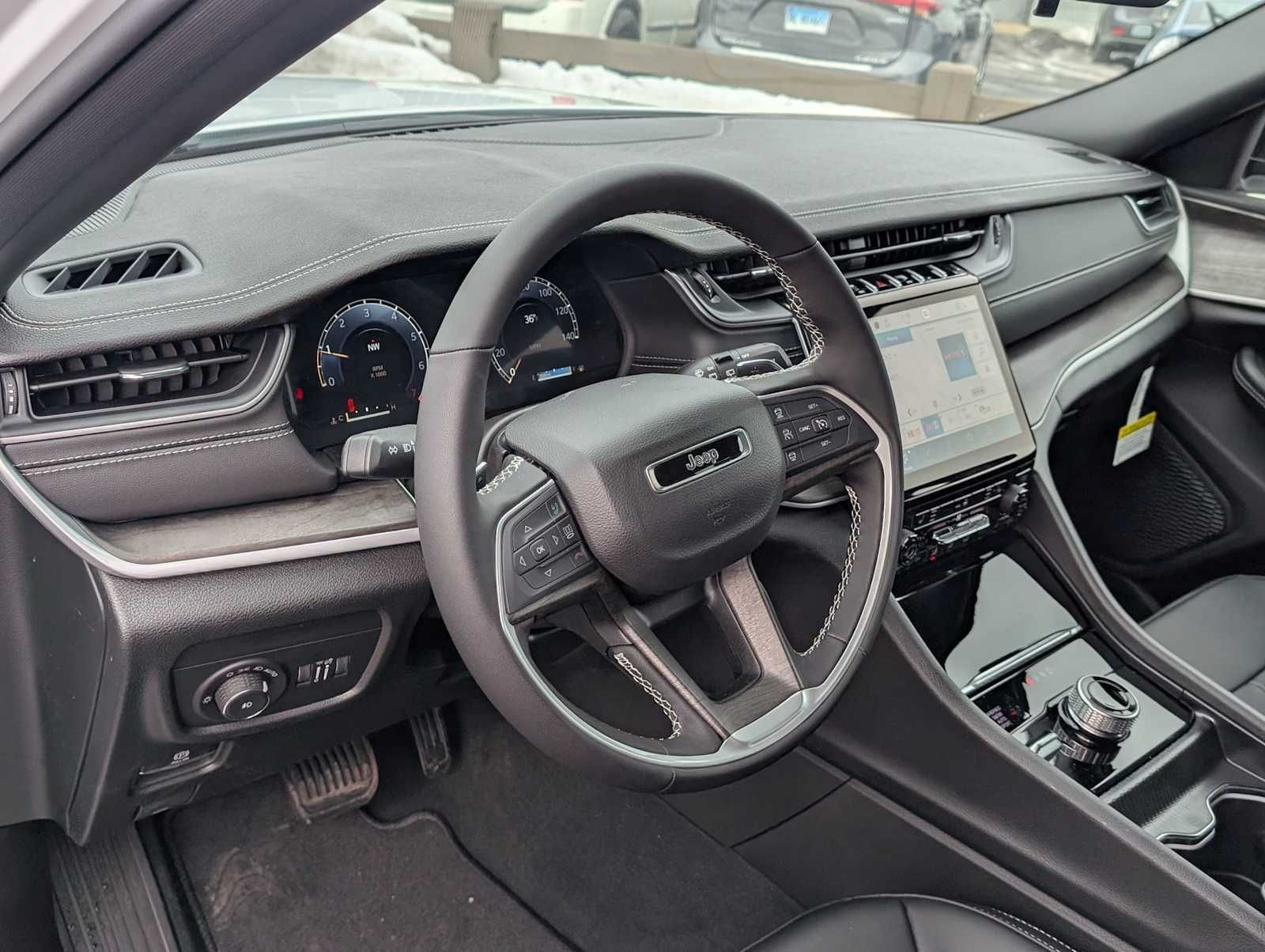 New 2025 Jeep Grand Cherokee L Limited w/ Black Appearance Package AWD/4WD image 8